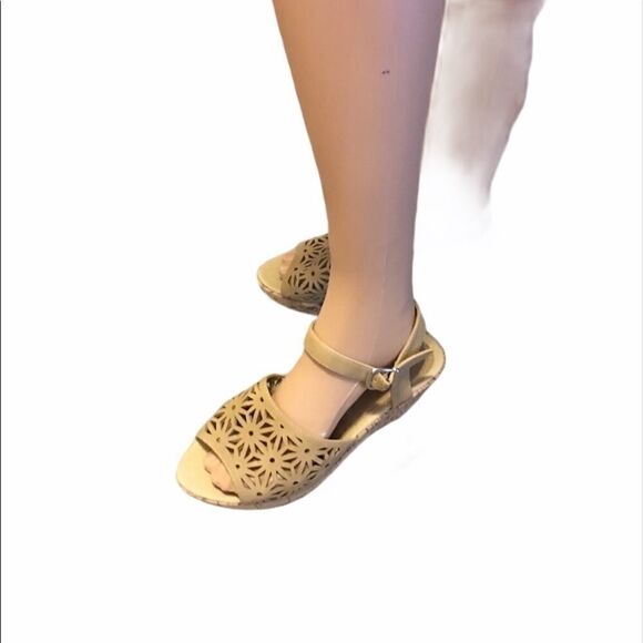 Via Veneto Size 8 Beige Wedges - Picture 5 of 15